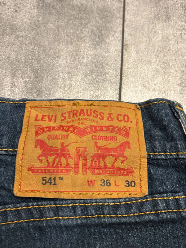 đź›’Short en jean Levi's 541 W36đź›’