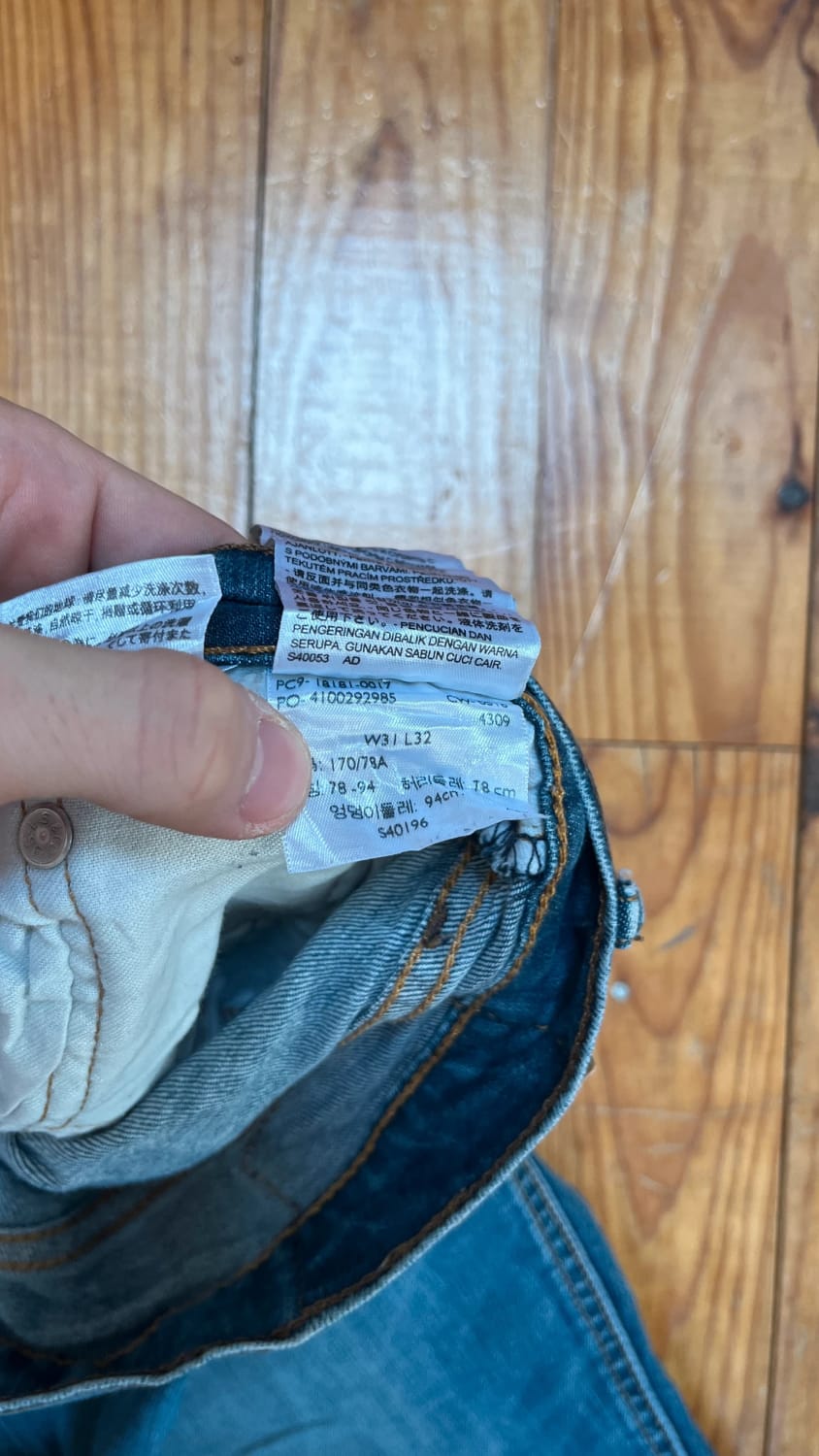 đź›’Jean Levi's 541 W31 L32đź›’