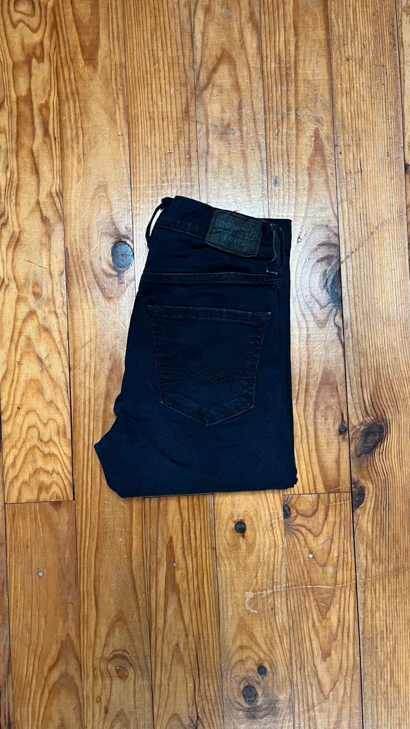đź›’Jean Levi's W29 L32đź›’