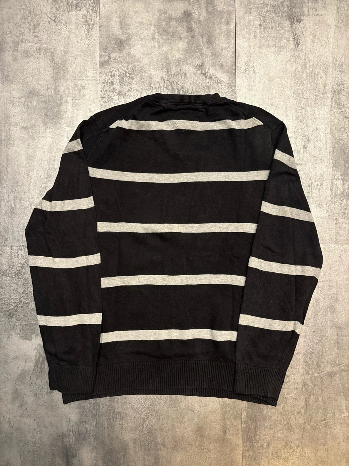 🛒Pull Tommy Hilfiger Rayé Noir et Gris Taille L🛒