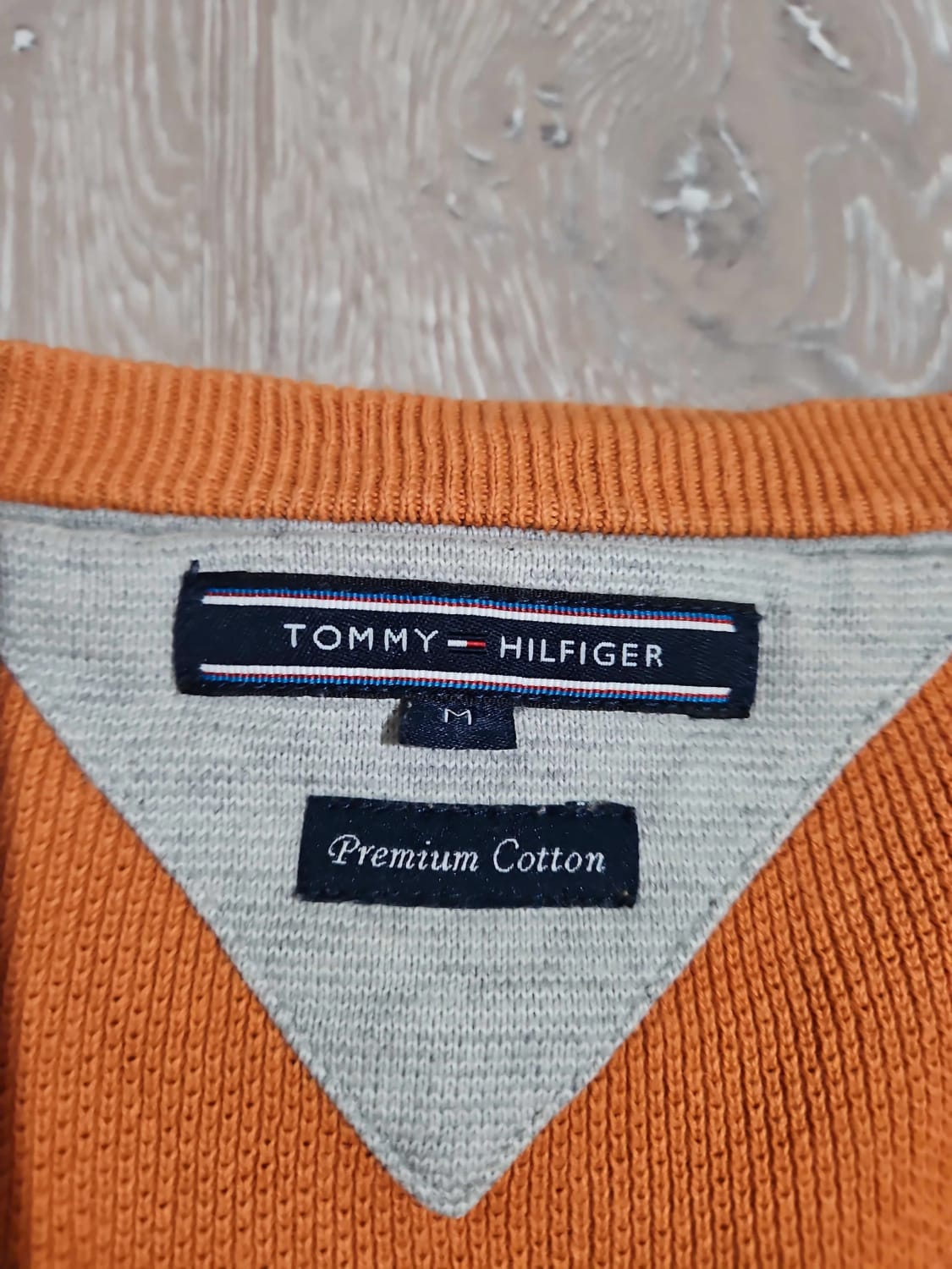 đź›’Pull col V Tommy Hilfiger Taille M Orange đź›’