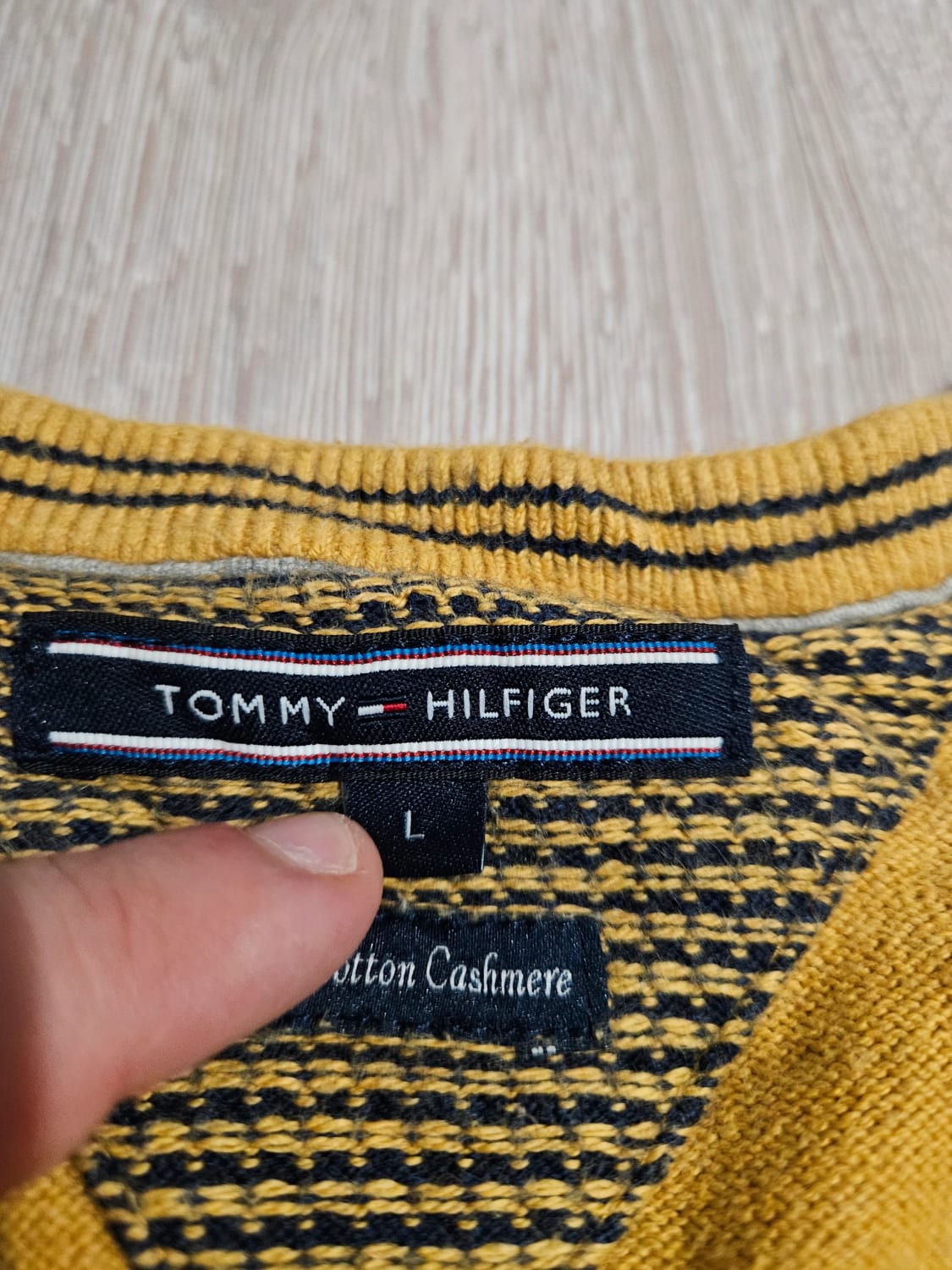 đź›’Pull Tommy Hilfiger col V moutarde taille Lđź›’